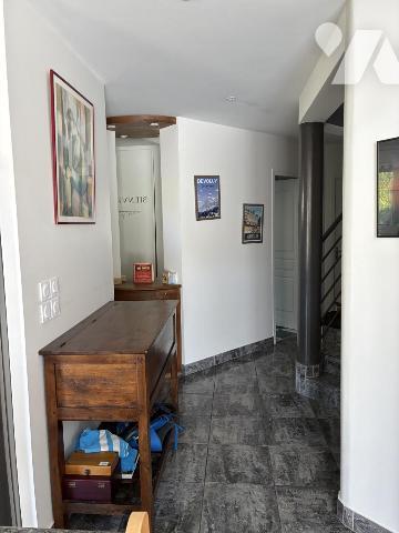 Maison d'habitation avec piscine et jardin attenant