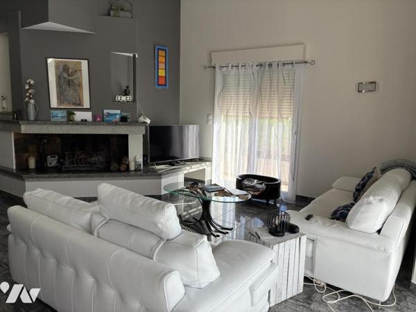 Maison d'habitation avec piscine et jardin attenant