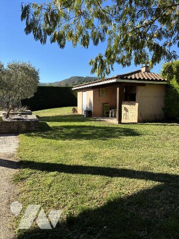 Maison d'habitation avec piscine et jardin attenant