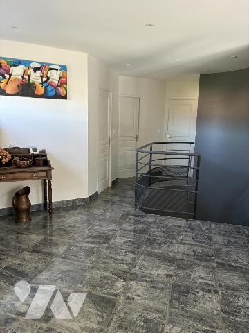 Maison d'habitation avec piscine et jardin attenant