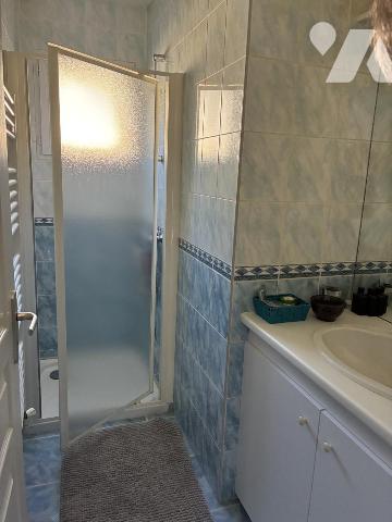 Maison d'habitation avec piscine et jardin attenant