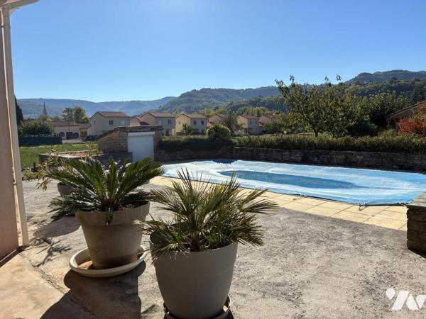 Maison d'habitation avec piscine et jardin attenant