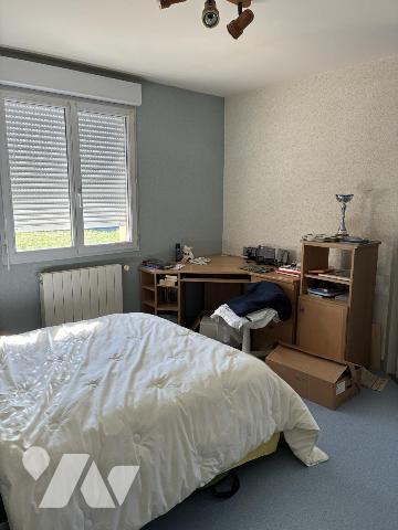 Maison d'habitation avec piscine et jardin attenant