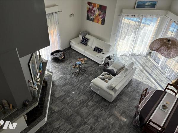 Maison d'habitation avec piscine et jardin attenant