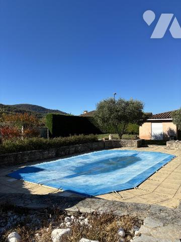 Maison d'habitation avec piscine et jardin attenant