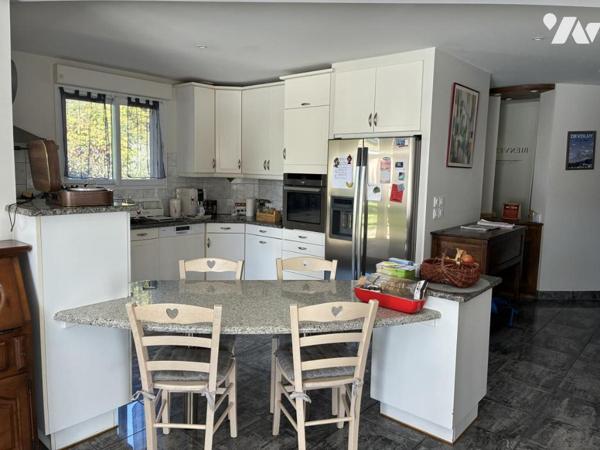 Maison d'habitation avec piscine et jardin attenant