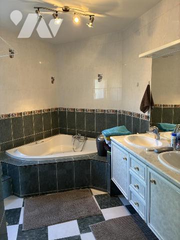 Maison d'habitation avec piscine et jardin attenant