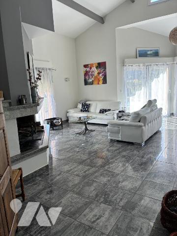 Maison d'habitation avec piscine et jardin attenant