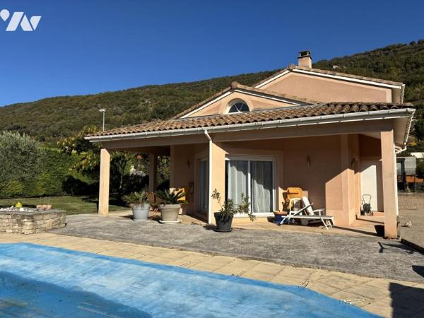 Maison d'habitation avec piscine et jardin attenant