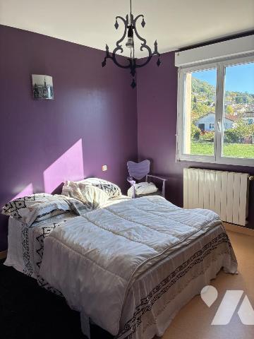 Maison d'habitation avec piscine et jardin attenant