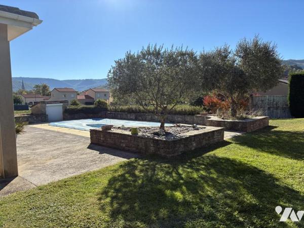 Maison d'habitation avec piscine et jardin attenant