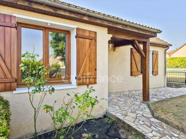 Pavillon situé dans un quartier résidentiel calme, à 5 minutes à pied des commerces.