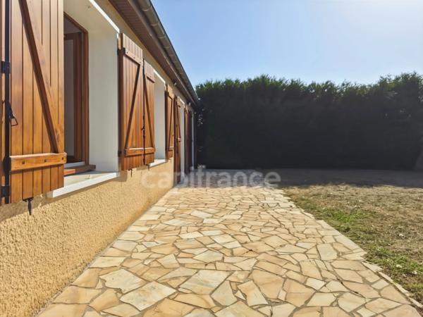 Pavillon situé dans un quartier résidentiel calme, à 5 minutes à pied des commerces.