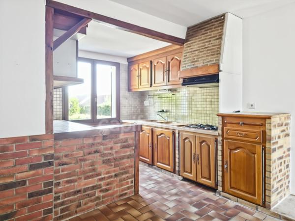 Pavillon situé dans un quartier résidentiel calme, à 5 minutes à pied des commerces.