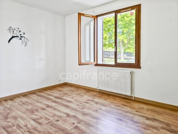 Pavillon situé dans un quartier résidentiel calme, à 5 minutes à pied des commerces.