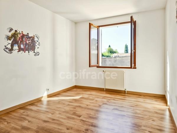 Pavillon situé dans un quartier résidentiel calme, à 5 minutes à pied des commerces.