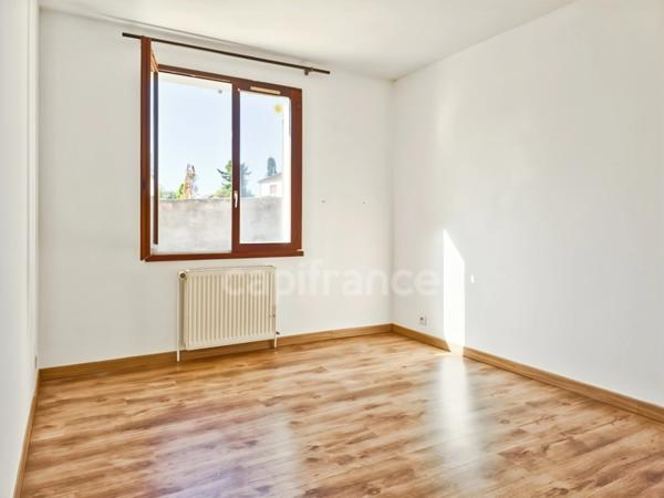 Pavillon situé dans un quartier résidentiel calme, à 5 minutes à pied des commerces.