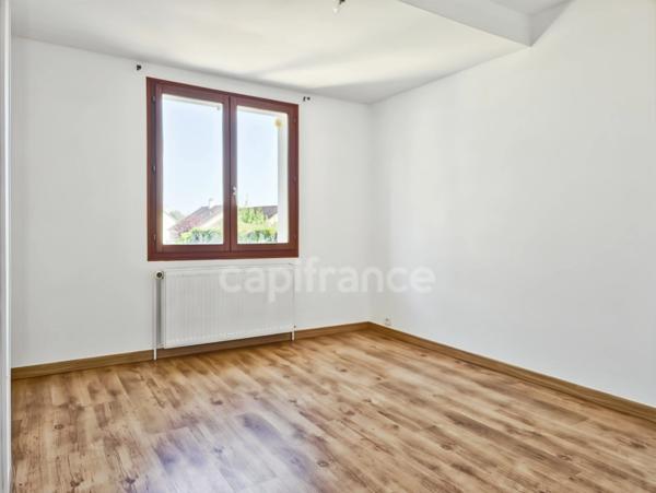 Pavillon situé dans un quartier résidentiel calme, à 5 minutes à pied des commerces.