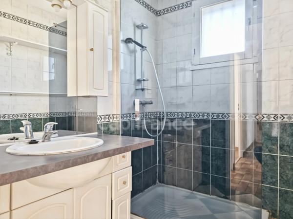 Pavillon situé dans un quartier résidentiel calme, à 5 minutes à pied des commerces.