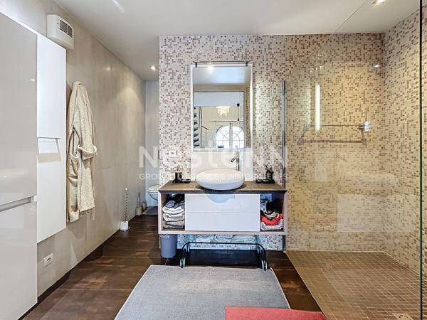 Superbe longère à vendre entièrement rénovée aux portes du Périgord Noir - 4 suites - 1 bureau - Piscine - Tennis - Basket - Parc d'environ 7 000 m²