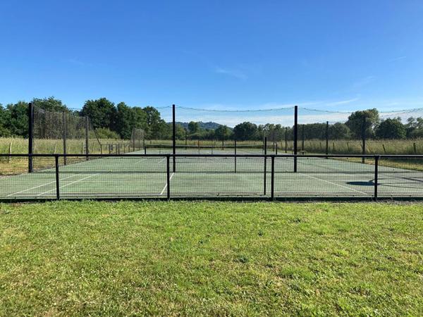 Superbe longère à vendre entièrement rénovée aux portes du Périgord Noir - 4 suites - 1 bureau - Piscine - Tennis - Basket - Parc d'environ 7 000 m²