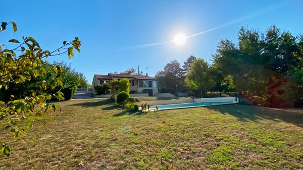 Maison impeccable 3 chambres, vie de plain-pied, piscine et sous-sol complet