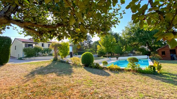 Maison impeccable 3 chambres, vie de plain-pied, piscine et sous-sol complet