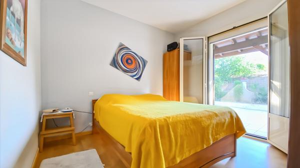 Maison impeccable 3 chambres, vie de plain-pied, piscine et sous-sol complet