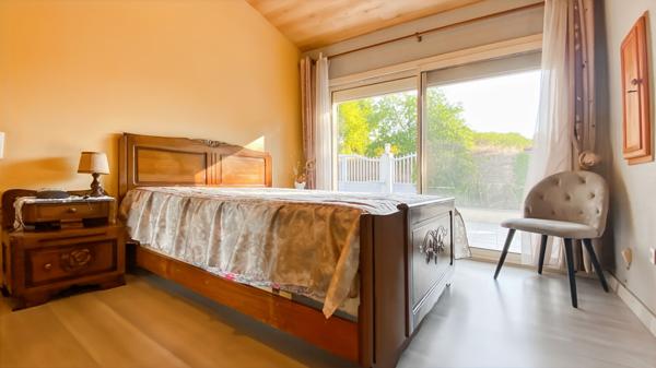 Maison impeccable 3 chambres, vie de plain-pied, piscine et sous-sol complet