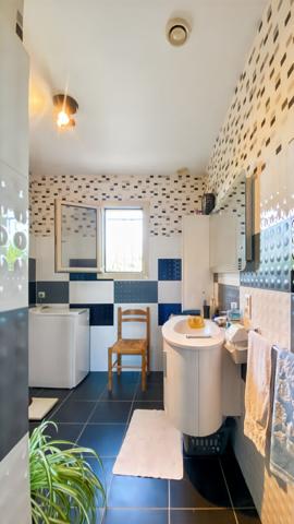 Maison impeccable 3 chambres, vie de plain-pied, piscine et sous-sol complet