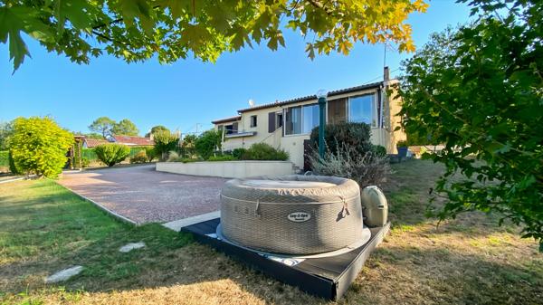 Maison impeccable 3 chambres, vie de plain-pied, piscine et sous-sol complet