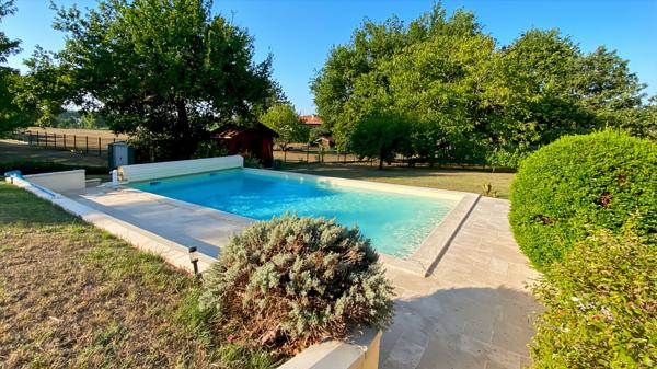 Maison impeccable 3 chambres, vie de plain-pied, piscine et sous-sol complet
