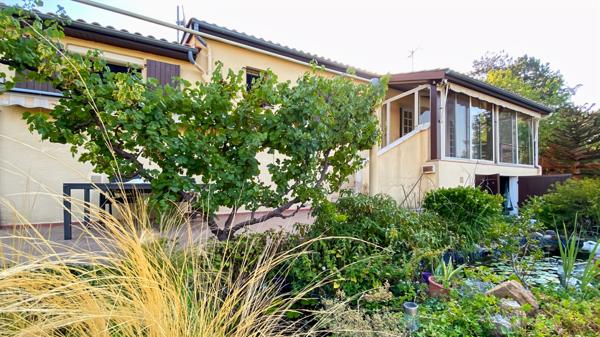 Maison impeccable 3 chambres, vie de plain-pied, piscine et sous-sol complet