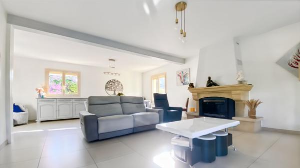 Maison impeccable 3 chambres, vie de plain-pied, piscine et sous-sol complet