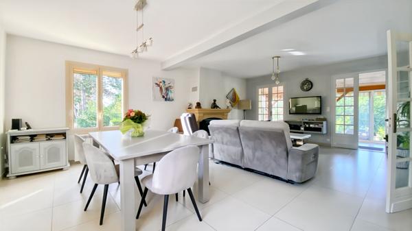 Maison impeccable 3 chambres, vie de plain-pied, piscine et sous-sol complet