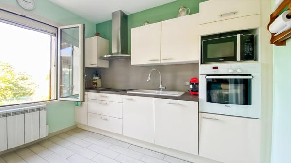 Maison impeccable 3 chambres, vie de plain-pied, piscine et sous-sol complet