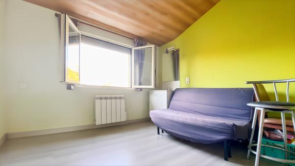 Maison impeccable 3 chambres, vie de plain-pied, piscine et sous-sol complet