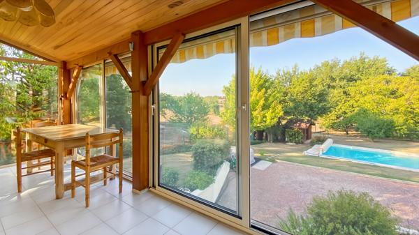 Maison impeccable 3 chambres, vie de plain-pied, piscine et sous-sol complet