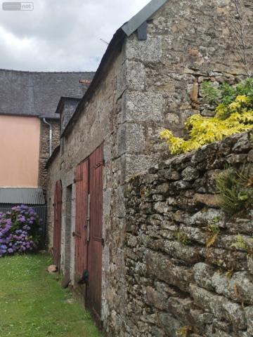 Maison à vendre à Lanrivain dans les Côtes-d'Armor (22480), ref : 00442FR   
centre ville