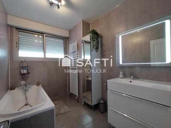 Maison de Ville avec 5 chambres sur sous sol total