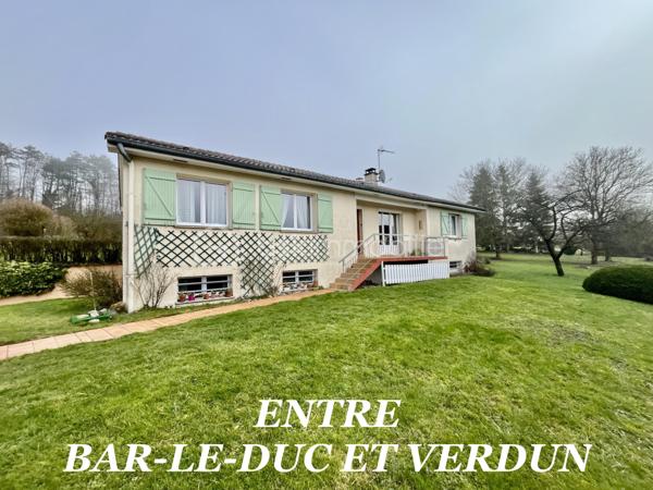 Idéalement situé entre Bar-le-Duc et Verdun, proche de la gare Meuse TGV, BSK IMMOBILIER vous propose de découvrir, ce pavillon individuel 🏡 sur sous-sol complet qui vous séduira par son environnement paisible et son terrain arboré 🌳.
Composé, au sous-sol, d' une chambre avec sa salle de douche et WC, un espace buanderie, un garage à porte motorisée, un atelier, un cellier ainsi qu’une cuisine d’été. 👨‍🍳
À l’étage, une pièce à vivre ouverte avec cuisine équipée, salle à manger et salon avec possibilité d'installer un poêle à bois ou pellets, accès véranda, quatre chambres, une salle de douche et un WC indépendant. Des combles aménagés en espace nuit complètent harmonieusement l’ensemble.
À l’extérieur, une terrasse invite à la détente. Le terrain, lui, accueille plusieurs arbres fruitiers, un potager et un abri de jardin 🌿.
Chauffage fioul, huisseries PVC double vitrage, assainissement individuel.
Un bien complet, fonctionnel et chaleureux, idéal pour une vie de famille confortable 🌞.