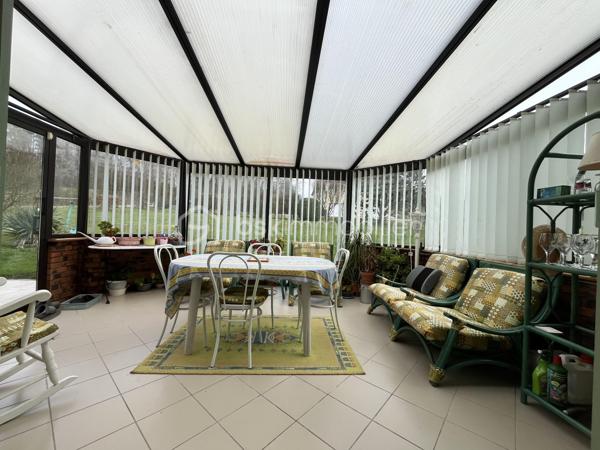 Idéalement situé entre Bar-le-Duc et Verdun, proche de la gare Meuse TGV, BSK IMMOBILIER vous propose de découvrir, ce pavillon individuel 🏡 sur sous-sol complet qui vous séduira par son environnement paisible et son terrain arboré 🌳.
Composé, au sous-sol, d' une chambre avec sa salle de douche et WC, un espace buanderie, un garage à porte motorisée, un atelier, un cellier ainsi qu’une cuisine d’été. 👨‍🍳
À l’étage, une pièce à vivre ouverte avec cuisine équipée, salle à manger et salon avec possibilité d'installer un poêle à bois ou pellets, accès véranda, quatre chambres, une salle de douche et un WC indépendant. Des combles aménagés en espace nuit complètent harmonieusement l’ensemble.
À l’extérieur, une terrasse invite à la détente. Le terrain, lui, accueille plusieurs arbres fruitiers, un potager et un abri de jardin 🌿.
Chauffage fioul, huisseries PVC double vitrage, assainissement individuel.
Un bien complet, fonctionnel et chaleureux, idéal pour une vie de famille confortable 🌞.