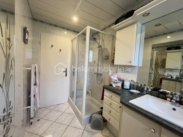 Idéalement situé entre Bar-le-Duc et Verdun, proche de la gare Meuse TGV, BSK IMMOBILIER vous propose de découvrir, ce pavillon individuel 🏡 sur sous-sol complet qui vous séduira par son environnement paisible et son terrain arboré 🌳.
Composé, au sous-sol, d' une chambre avec sa salle de douche et WC, un espace buanderie, un garage à porte motorisée, un atelier, un cellier ainsi qu’une cuisine d’été. 👨‍🍳
À l’étage, une pièce à vivre ouverte avec cuisine équipée, salle à manger et salon avec possibilité d'installer un poêle à bois ou pellets, accès véranda, quatre chambres, une salle de douche et un WC indépendant. Des combles aménagés en espace nuit complètent harmonieusement l’ensemble.
À l’extérieur, une terrasse invite à la détente. Le terrain, lui, accueille plusieurs arbres fruitiers, un potager et un abri de jardin 🌿.
Chauffage fioul, huisseries PVC double vitrage, assainissement individuel.
Un bien complet, fonctionnel et chaleureux, idéal pour une vie de famille confortable 🌞.