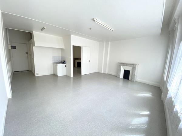 A LOUER APPARTEMENT 1 CHAMBRE PLEIN CENTRE VILLE DE ST QUENTIN 02100