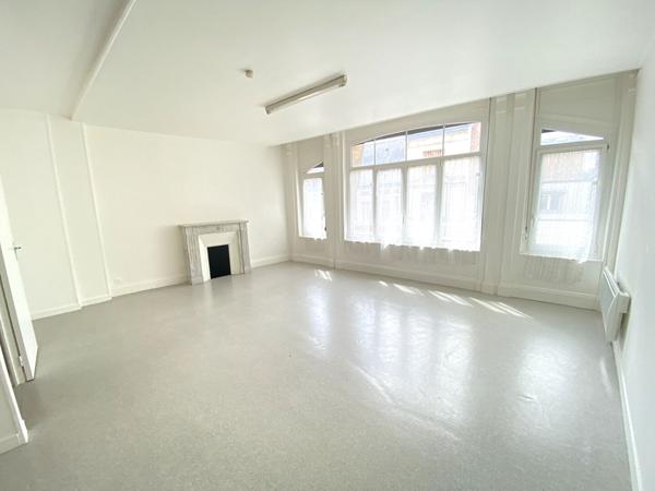 A LOUER APPARTEMENT 1 CHAMBRE PLEIN CENTRE VILLE DE ST QUENTIN 02100