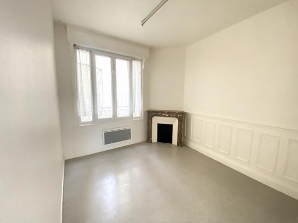 A LOUER APPARTEMENT 1 CHAMBRE PLEIN CENTRE VILLE DE ST QUENTIN 02100