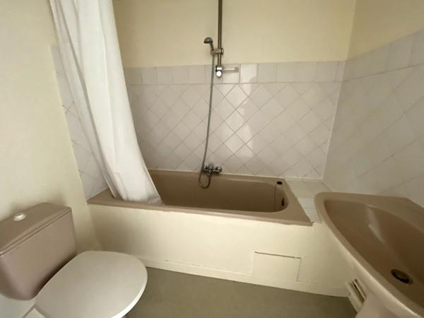 A LOUER APPARTEMENT 1 CHAMBRE PLEIN CENTRE VILLE DE ST QUENTIN 02100