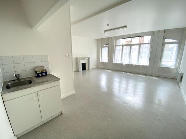 A LOUER APPARTEMENT 1 CHAMBRE PLEIN CENTRE VILLE DE ST QUENTIN 02100