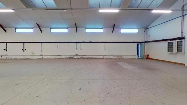 Local artisanal / industriel / commercial / bureaux et showroom à vendre GUINGAMP (22)