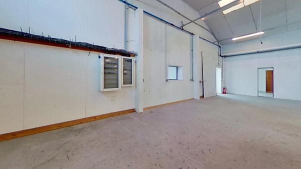 Local artisanal / industriel / commercial / bureaux et showroom à vendre GUINGAMP (22)